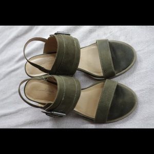 Universal thread green sandals
